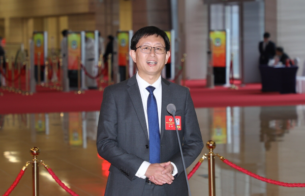 省政協委員、中山大學附屬第一醫院耳鼻咽喉科副主任李?。鹤屄稜I經濟從“網紅”變“長紅”